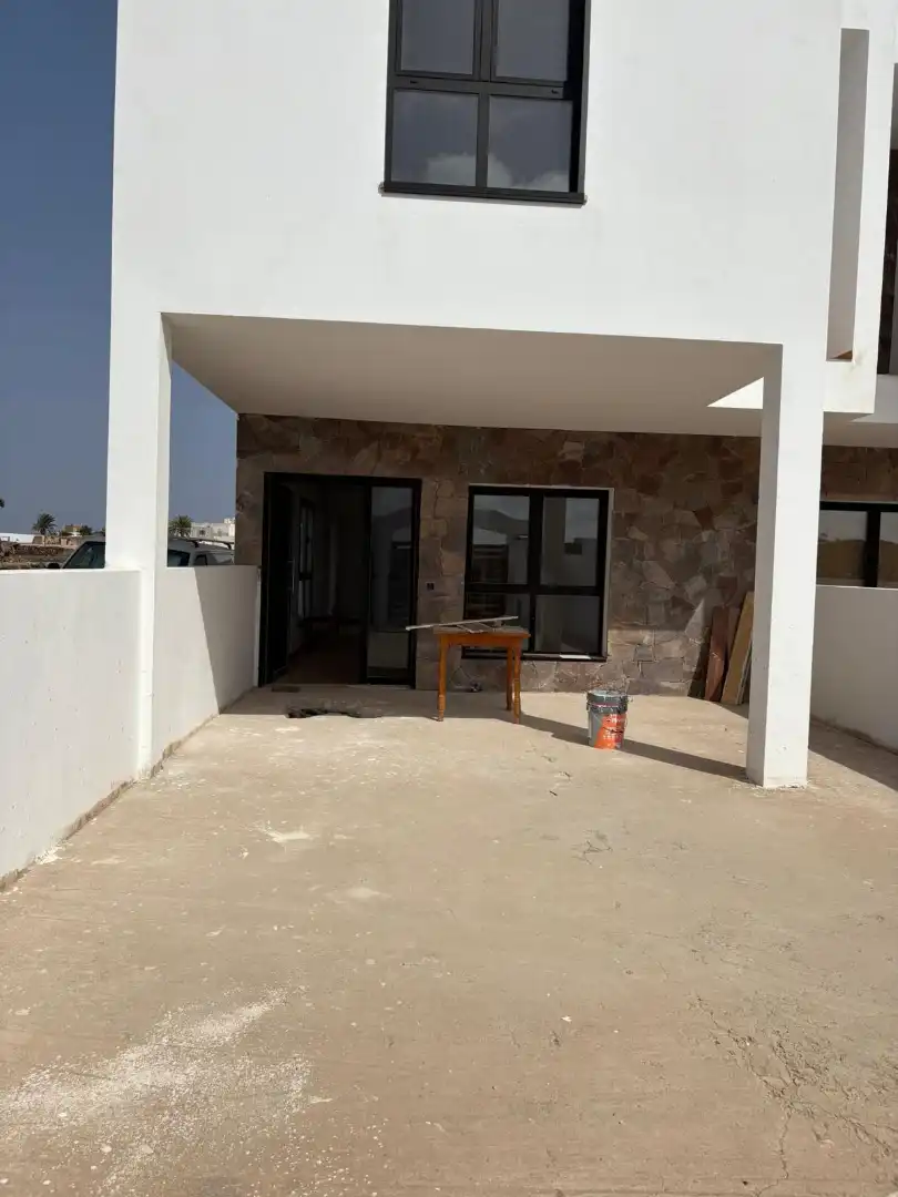 Vista exterior de Casa adosada en venda en La Oliva amb Jardí privat