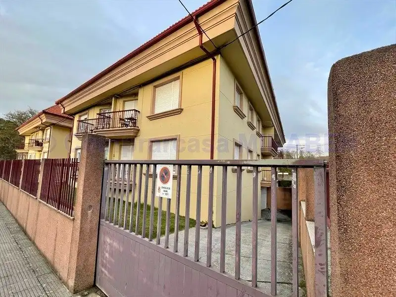 Vista exterior de Àtic de lloguer en Boiro amb Calefacció, Terrassa i Moblat