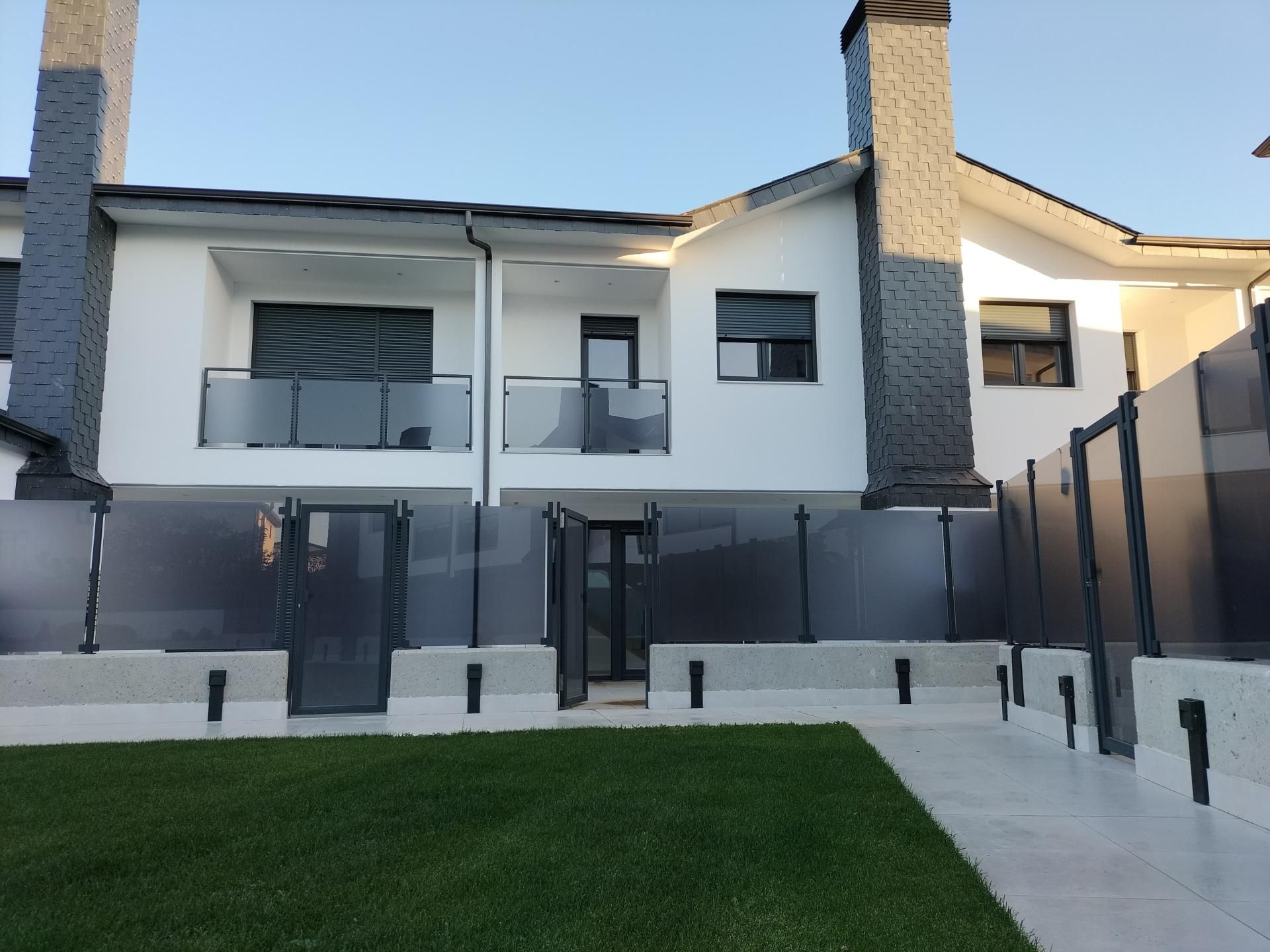 Vista exterior de Casa adosada en venda en Grijota amb Calefacció, Terrassa i Traster