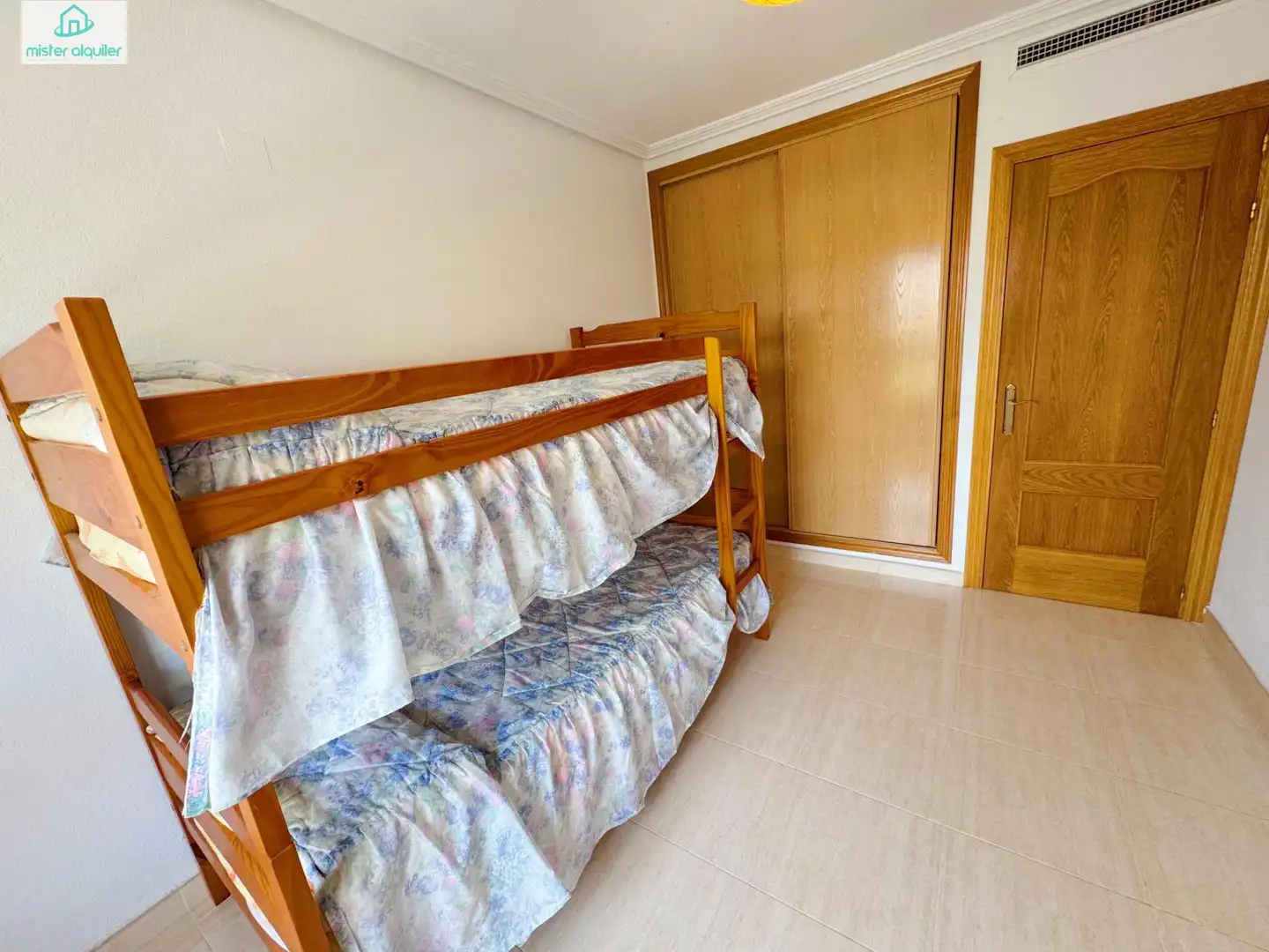 Habitación de Apartamento de alquiler en El Campello con Aire acondicionado, Jardín privado y Terraza