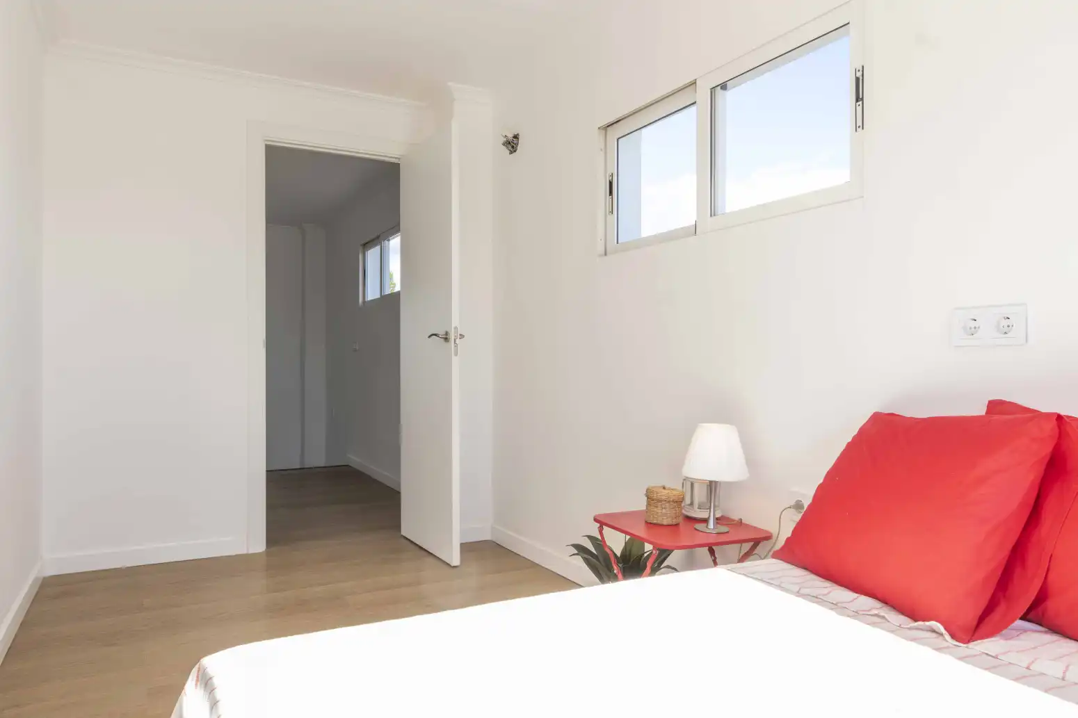 Dormitori de Casa o xalet en venda en La Pobla de Vallbona amb Jardí privat i Piscina