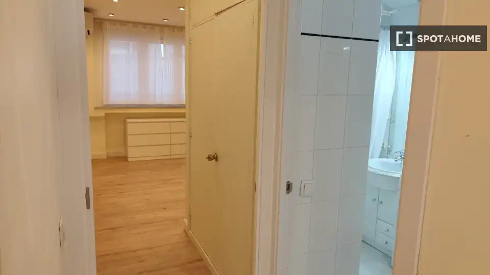 Flat for rent in Madrid  with Air Conditioner, Heating and Furnished