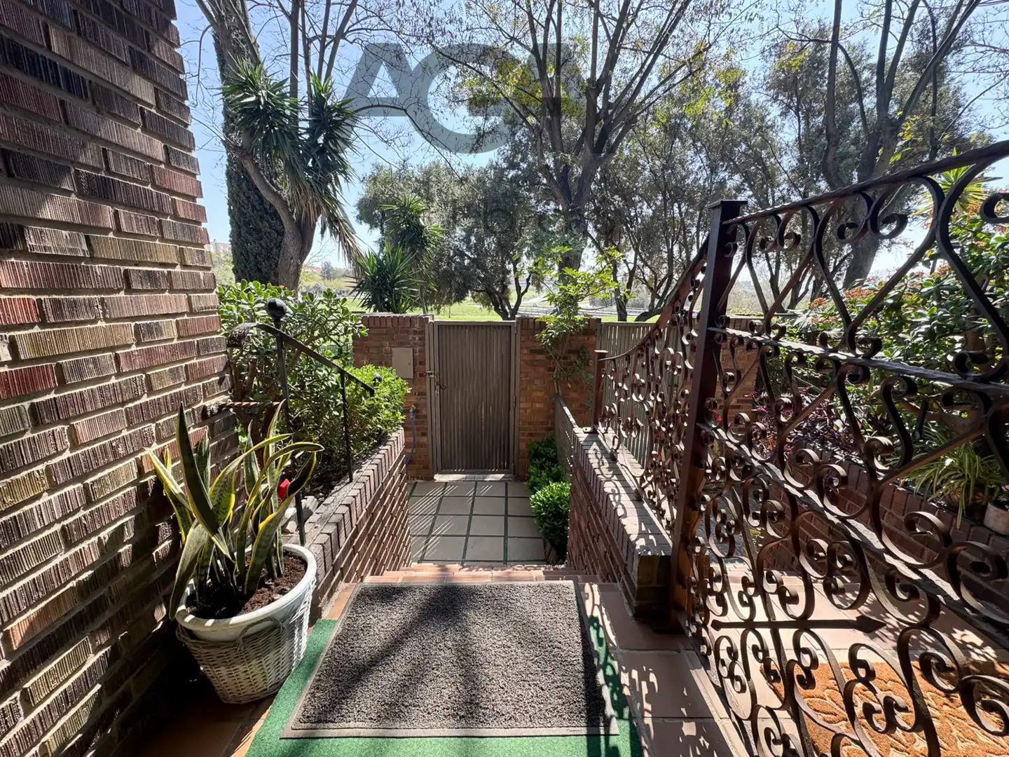 Garten von Einfamilien-Reihenhaus zum Verkauf in Badalona mit Klimaanlage und Abstellraum