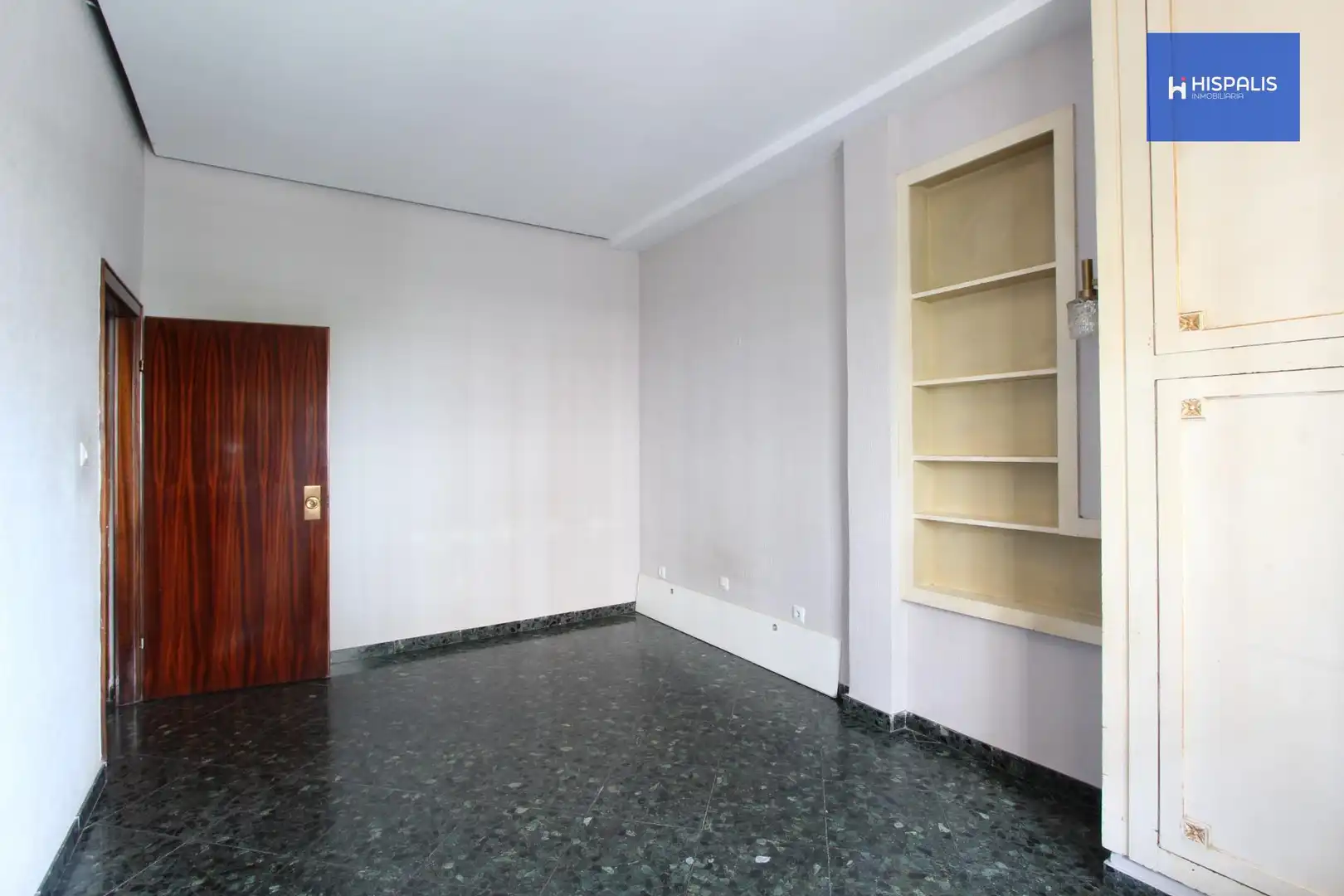 Wohnung zum Verkauf in Sevilla mit Klimaanlage und Terrasse