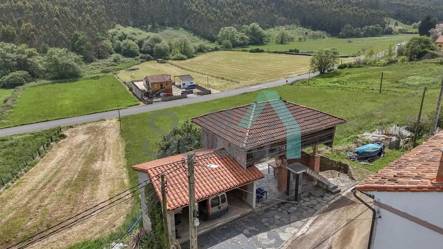 Einfamilien-Reihenhaus zum Verkauf in Carreño mit Heizung, Privatgarten und Parkett
