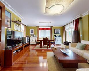Sala d'estar de Casa adosada en venda en Castro-Urdiales amb Terrassa i Balcó