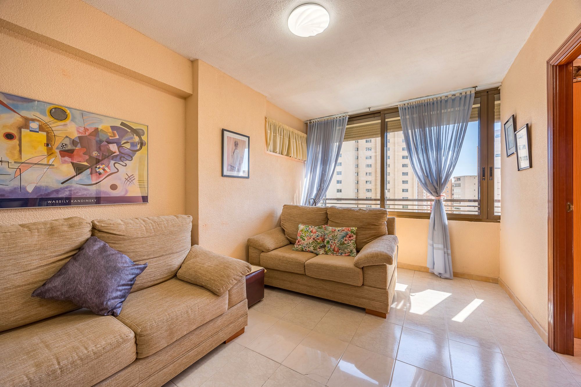 Sala d'estar de Pis en venda en Benidorm amb Piscina, Moblat i Piscina comunitària