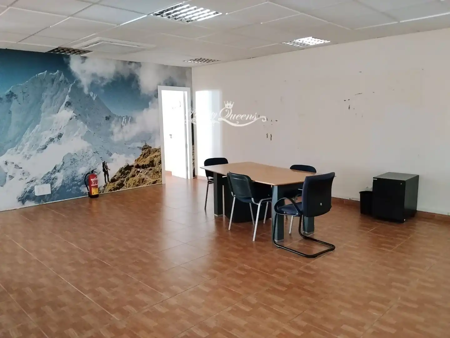 Büro zur Miete in Marbella mit Klimaanlage, Terrasse und Möbliert