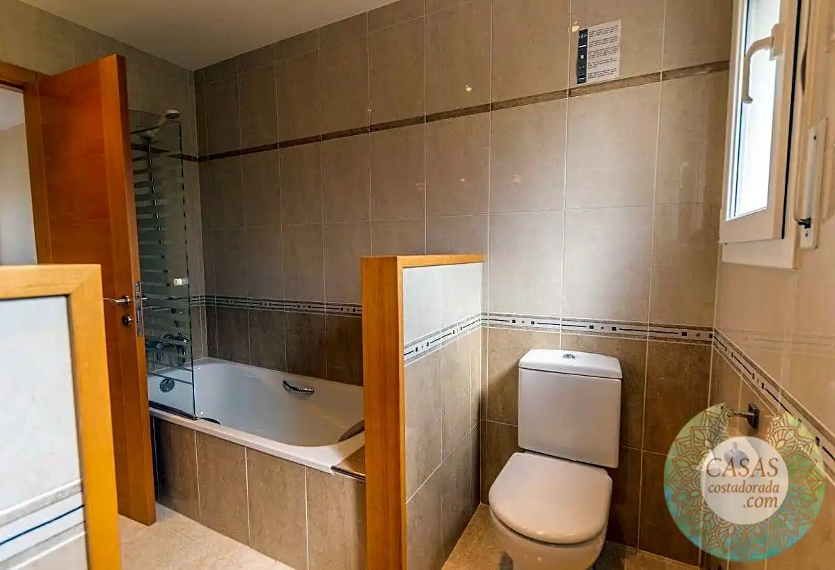 Bany de Casa o xalet en venda en L'Ampolla amb Jardí privat, Terrassa i Piscina