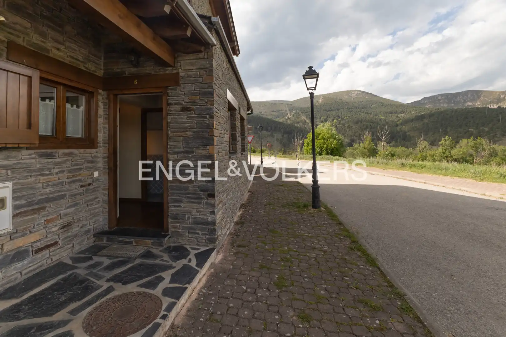 Vista exterior de Casa adosada en venda en Bellver de Cerdanya amb Calefacció, Parquet i Terrassa