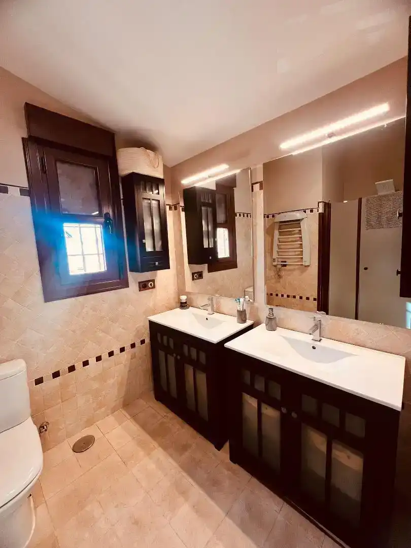 Bany de Casa o xalet en venda en Albolote amb Aire condicionat, Piscina i Moblat