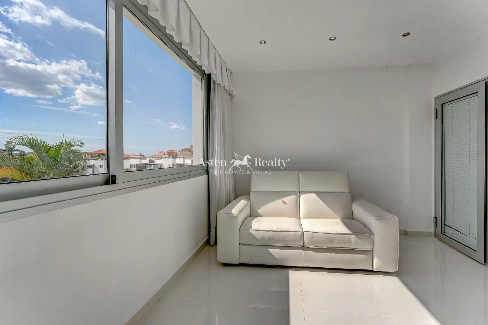 House with pool for sale in Londres, imagen 41