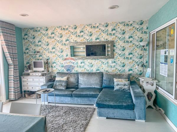 Sala d'estar de Pis en venda en Poio amb Calefacció, Terrassa i Moblat