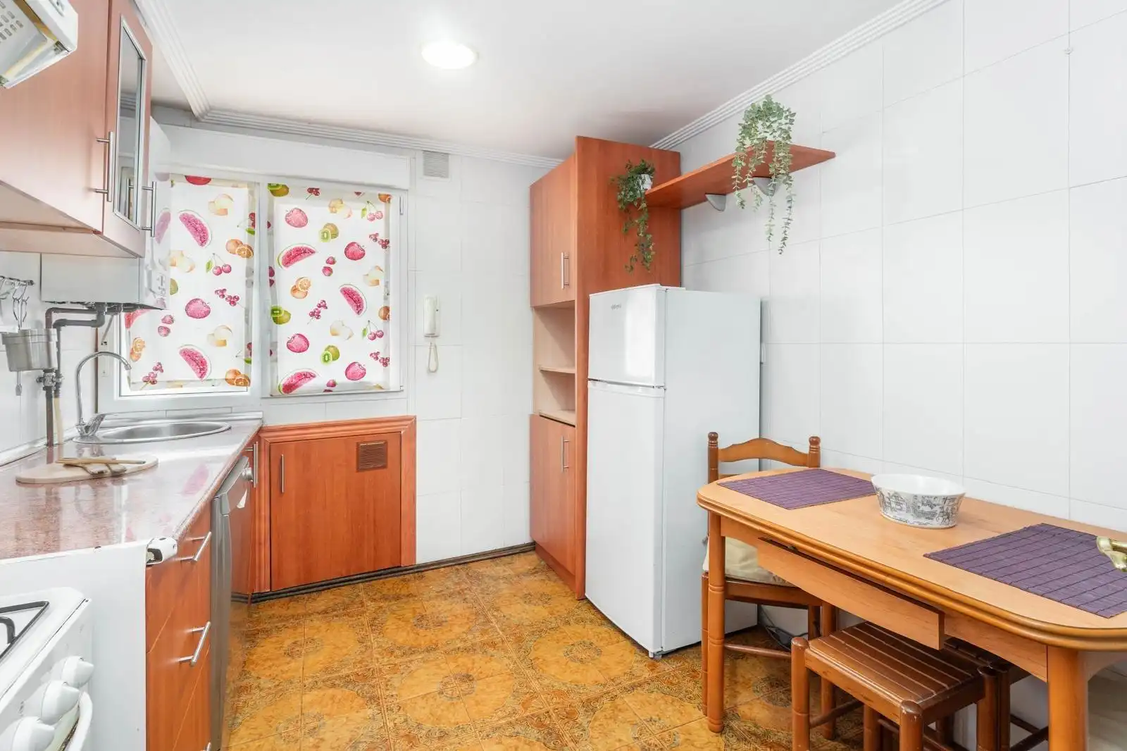 Cuina de Apartament en venda en Oviedo  amb Calefacció i Moblat