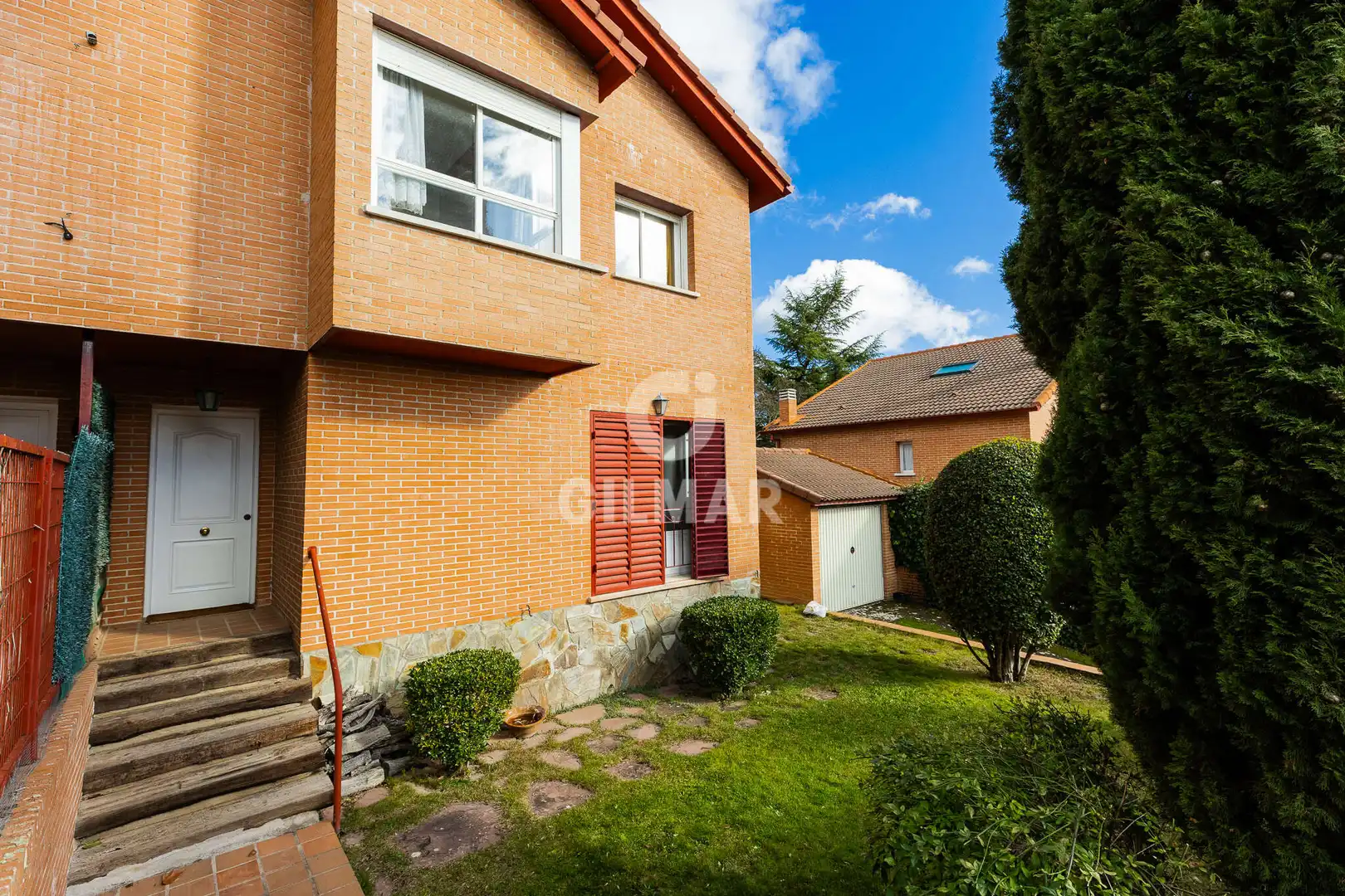 Vista exterior de Casa adosada en venta en Cercedilla con Calefacción, Jardín privado y Piscina