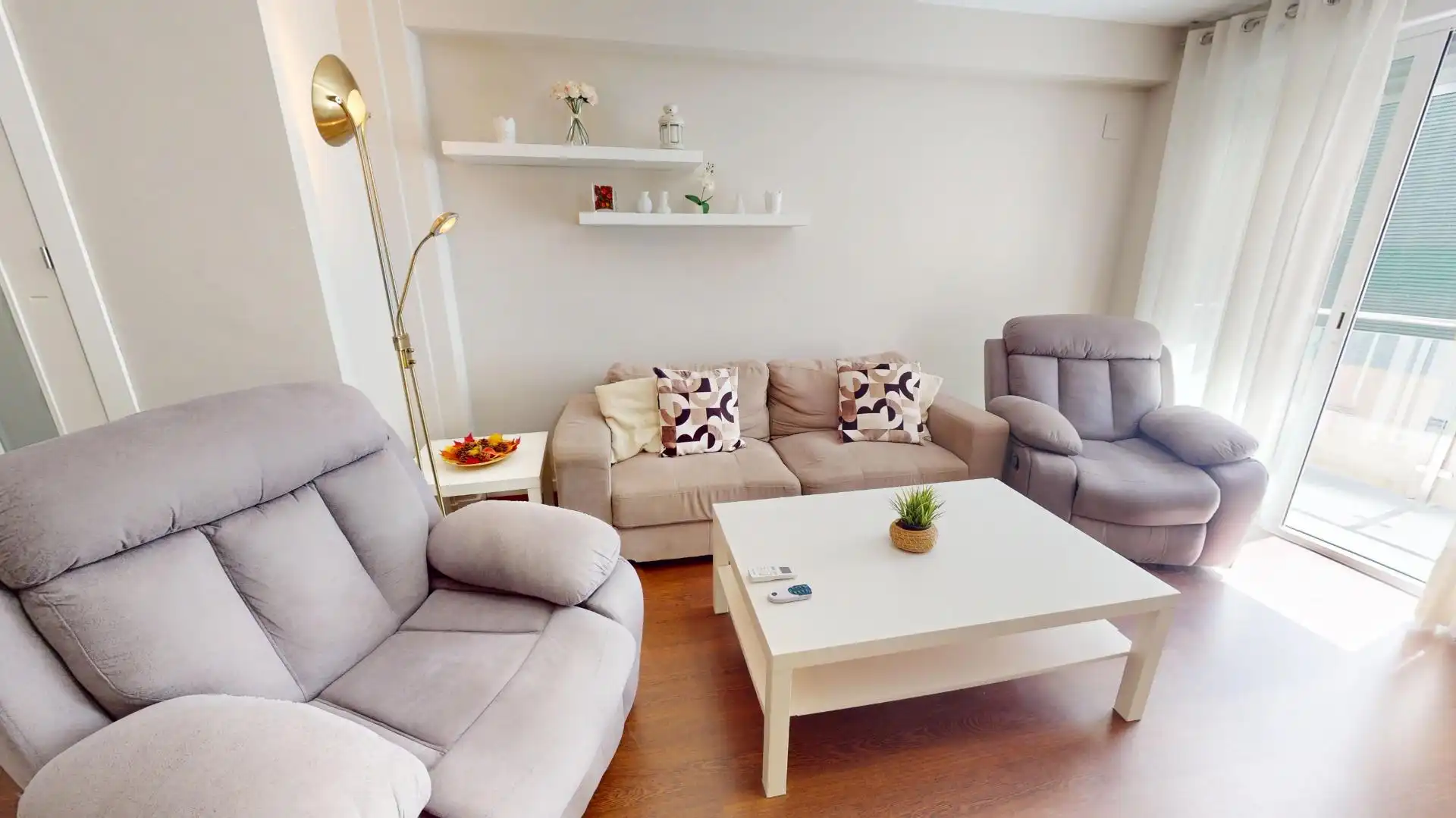 Sala de estar de Piso de alquiler en Fuengirola con Aire acondicionado, Parquet y Terraza
