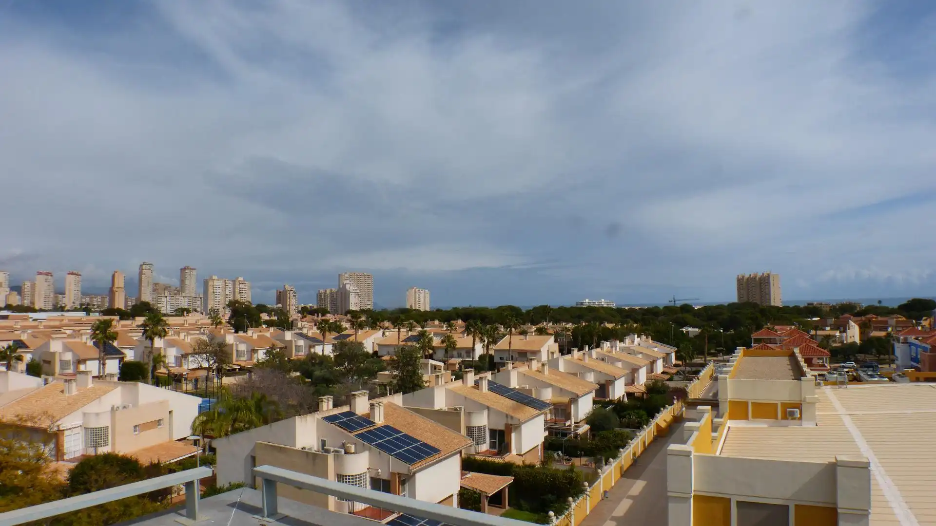 Vista exterior de Ático en venta en El Campello con Terraza, Trastero y Piscina