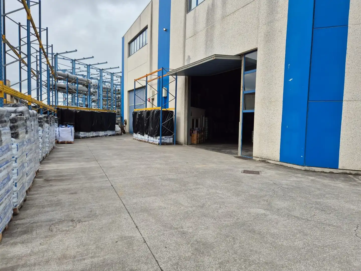 Vista exterior de Nave industrial en venta en Mungia