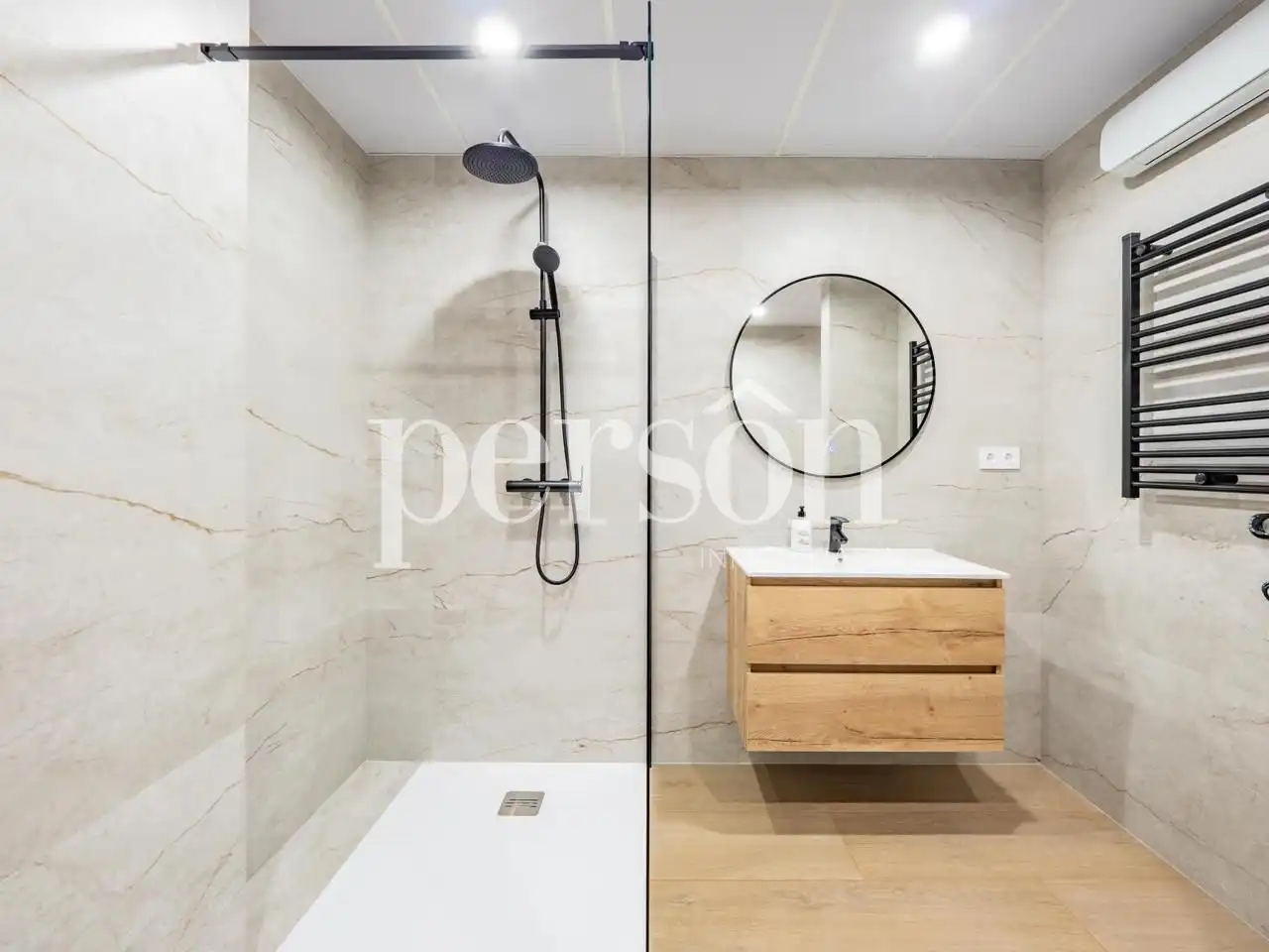 Badezimmer von Erdgeschoss zum Verkauf in Valencia mit Klimaanlage, Terrasse und Abstellraum