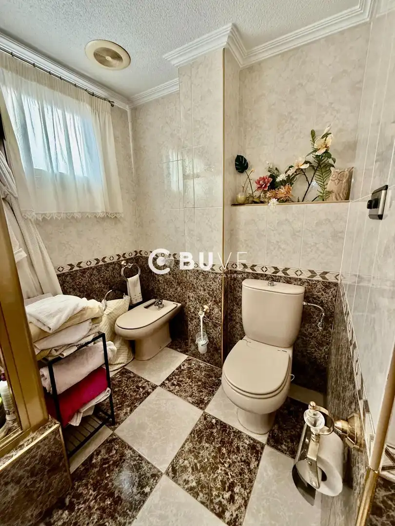 Bany de Casa o xalet en venda en Crevillent amb Aire condicionat, Terrassa i Piscina