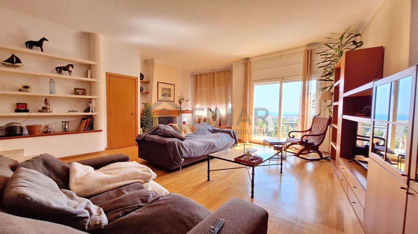 Sala de estar de Casa adosada en venta en Vilassar de Dalt con Calefacción, Parquet y Terraza