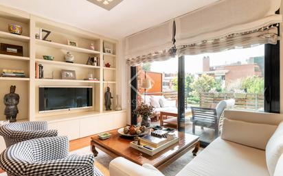 Living room of Flat for sale in Sant Cugat del Vallès  with Air Conditioner, Terrace and Swimming Pool