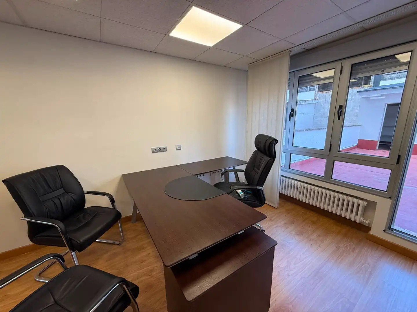 Oficina de alquiler en Oviedo  con Calefacción, Terraza y Amueblado