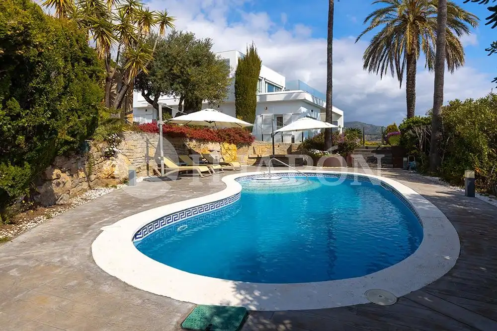 Piscina de Casa o chalet en venta en Alella con Aire acondicionado, Calefacción y Jardín privado