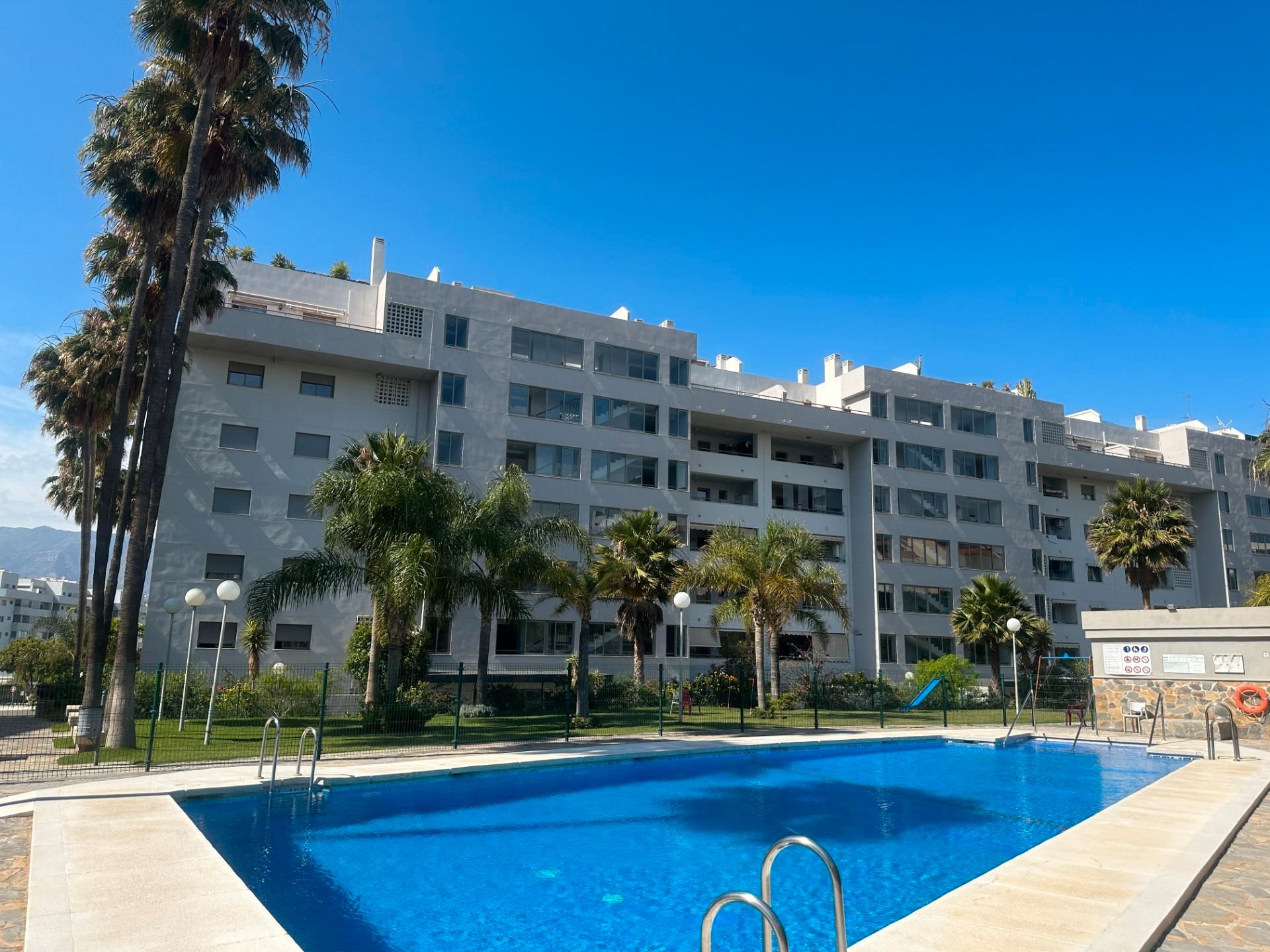 Vista exterior de Pis en venda en Fuengirola amb Aire condicionat, Terrassa i Traster