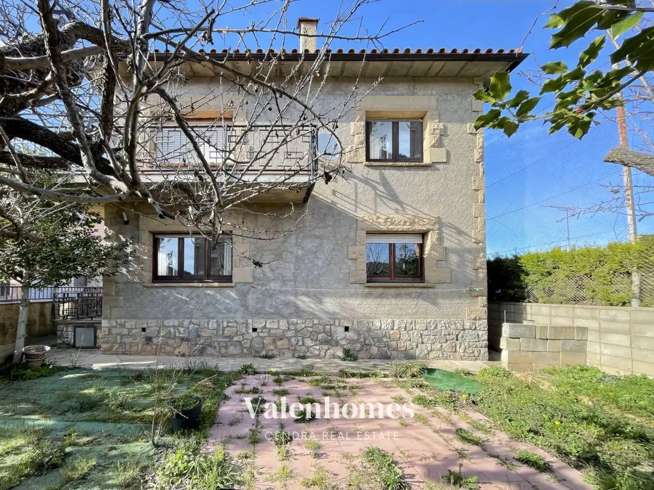 Vista exterior de Casa o xalet en venda en L'Estany amb Calefacció, Jardí privat i Terrassa