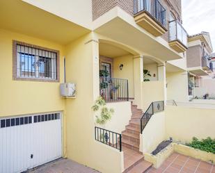 Vista exterior de Casa adosada en venda en Armilla amb Aire condicionat, Jardí privat i Terrassa