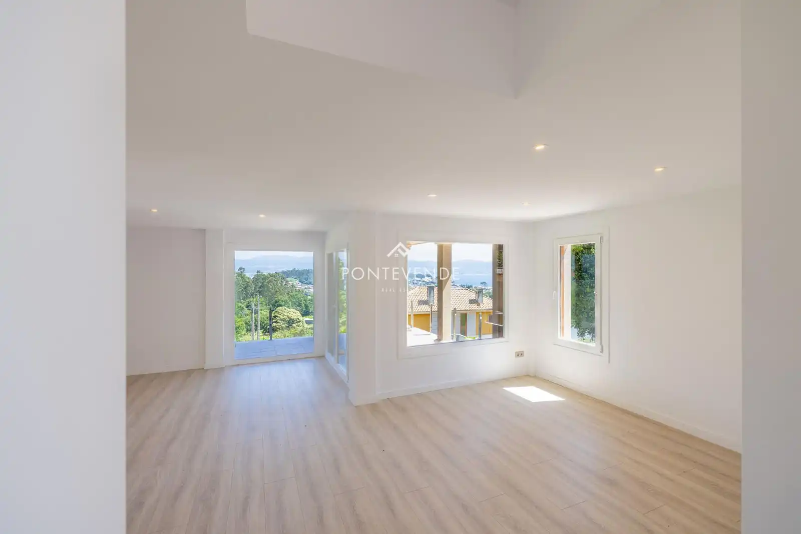 Living room of Houses for sale in Sanxenxo  with Private garden, Parquet flooring and Terrace
