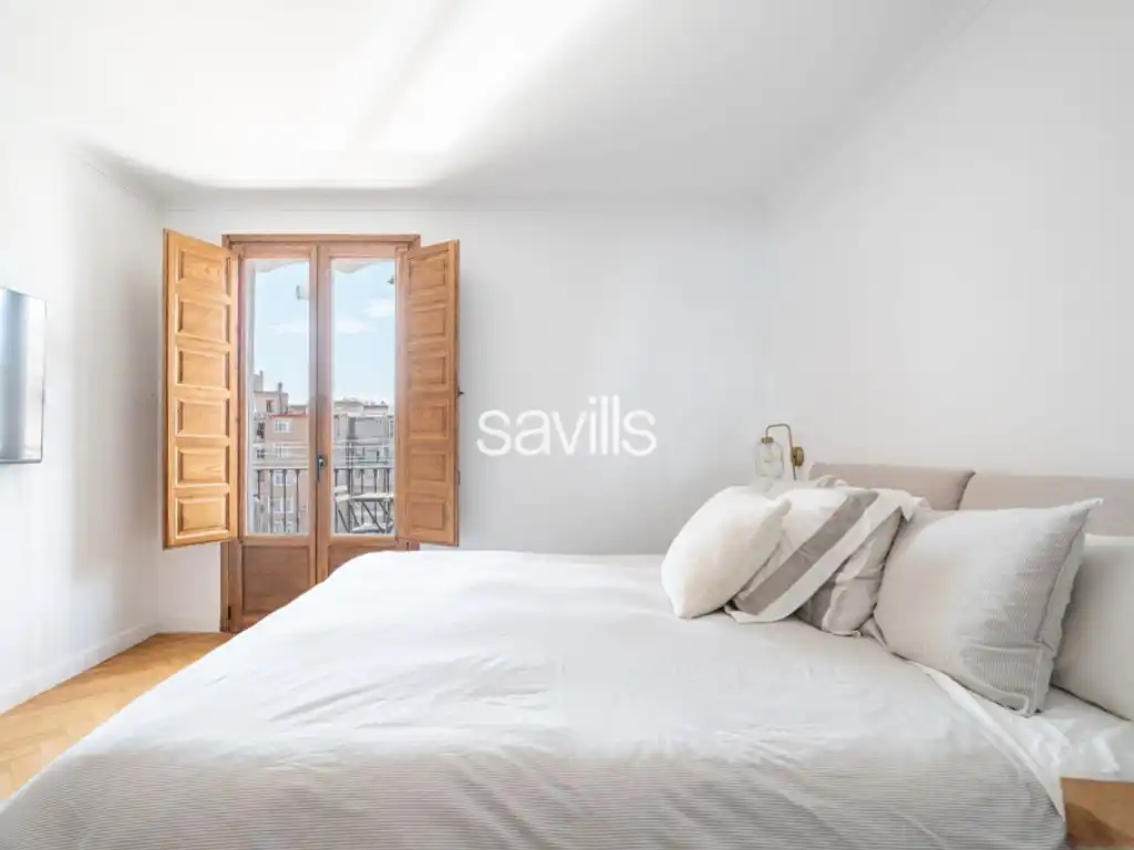 Dormitori de Apartament en venda en Barcelona amb Aire condicionat, Terrassa i Forn