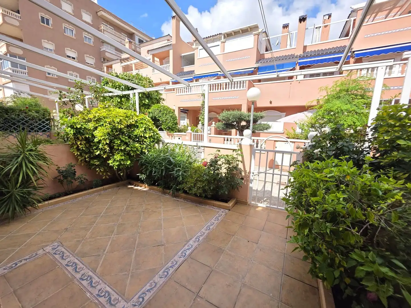 Garten von Einfamilien-Reihenhaus zum Verkauf in Santa Pola mit Klimaanlage, Terrasse und Möbliert