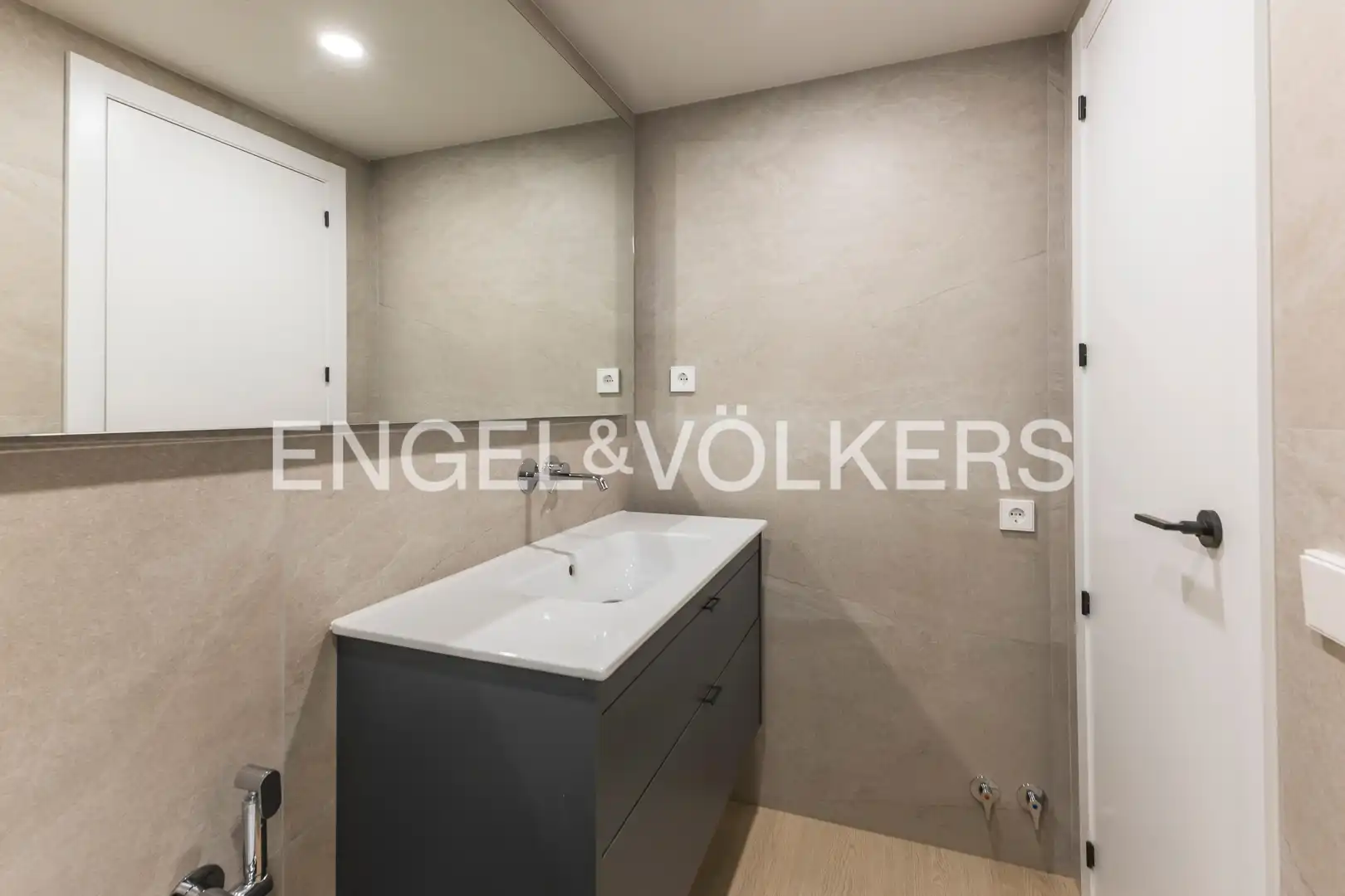 Bathroom of Apartments for rent in Madrid  with Air Conditioner and Heating