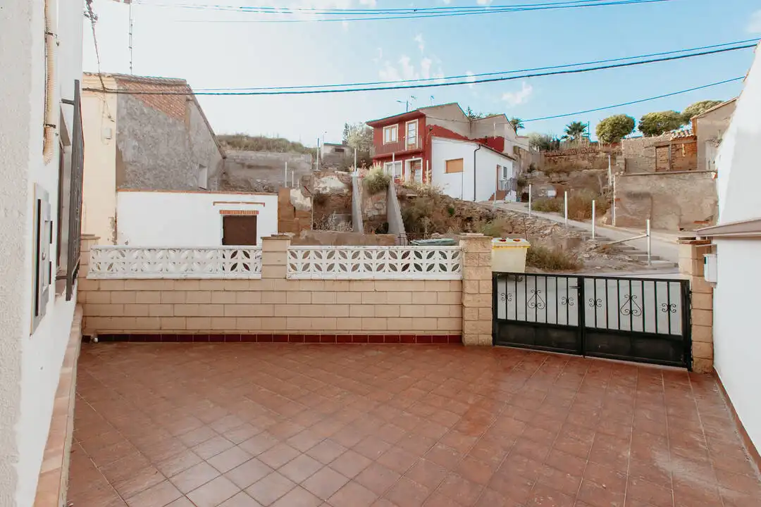 Vista exterior de Casa o xalet en venda en Almuniente amb Calefacció, Terrassa i Moblat