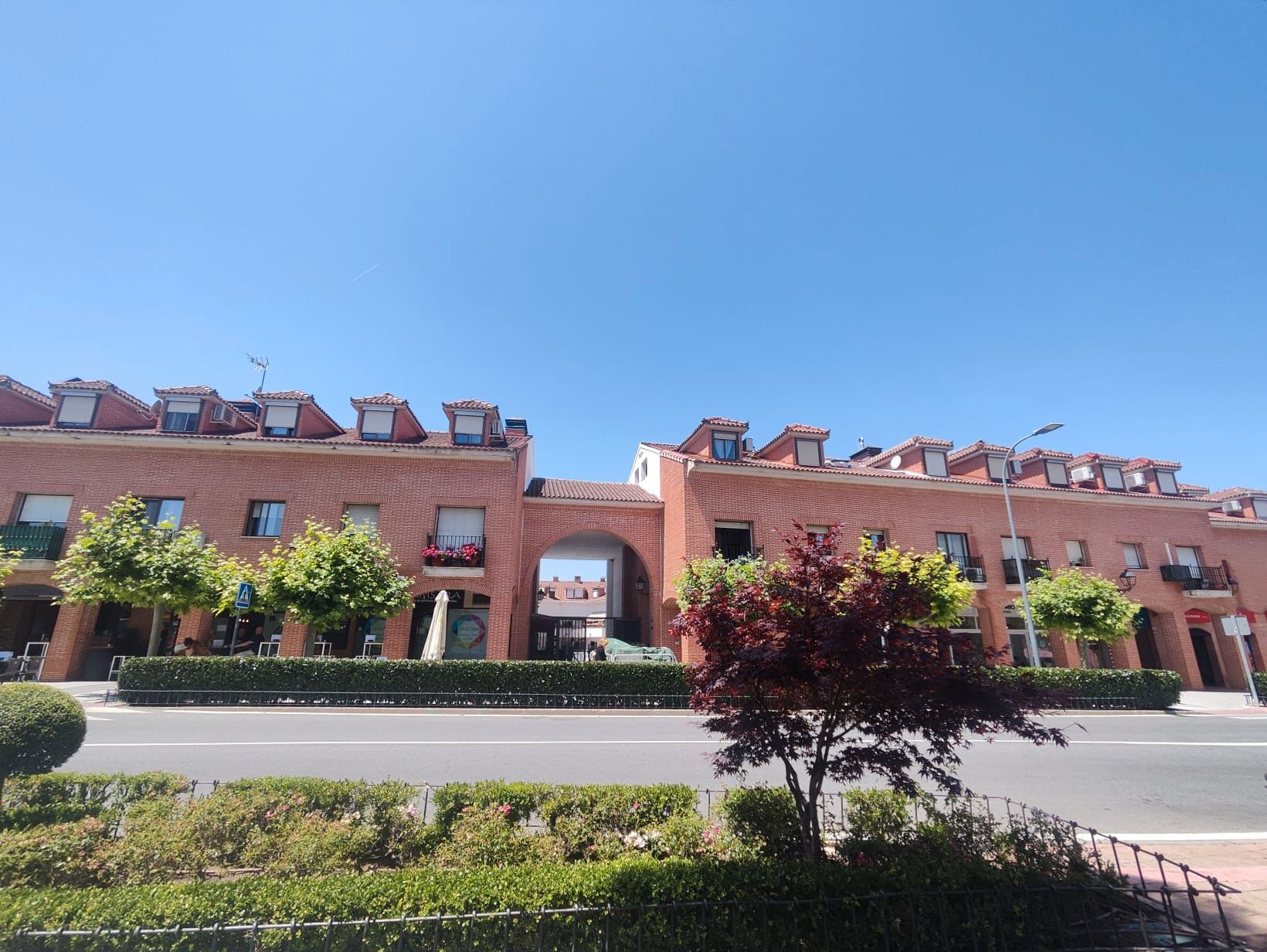 Vista exterior de Dúplex de lloguer en Sevilla la Nueva amb Aire condicionat, Traster i Forn