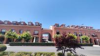 Vista exterior de Dúplex de lloguer en Sevilla la Nueva amb Aire condicionat, Traster i Forn