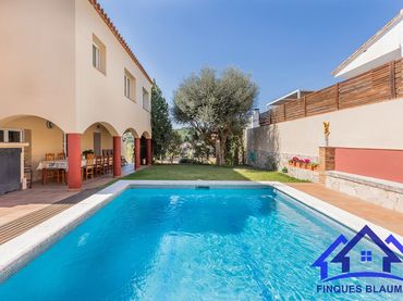 Casa con piscina en venta en Urbanitzacions