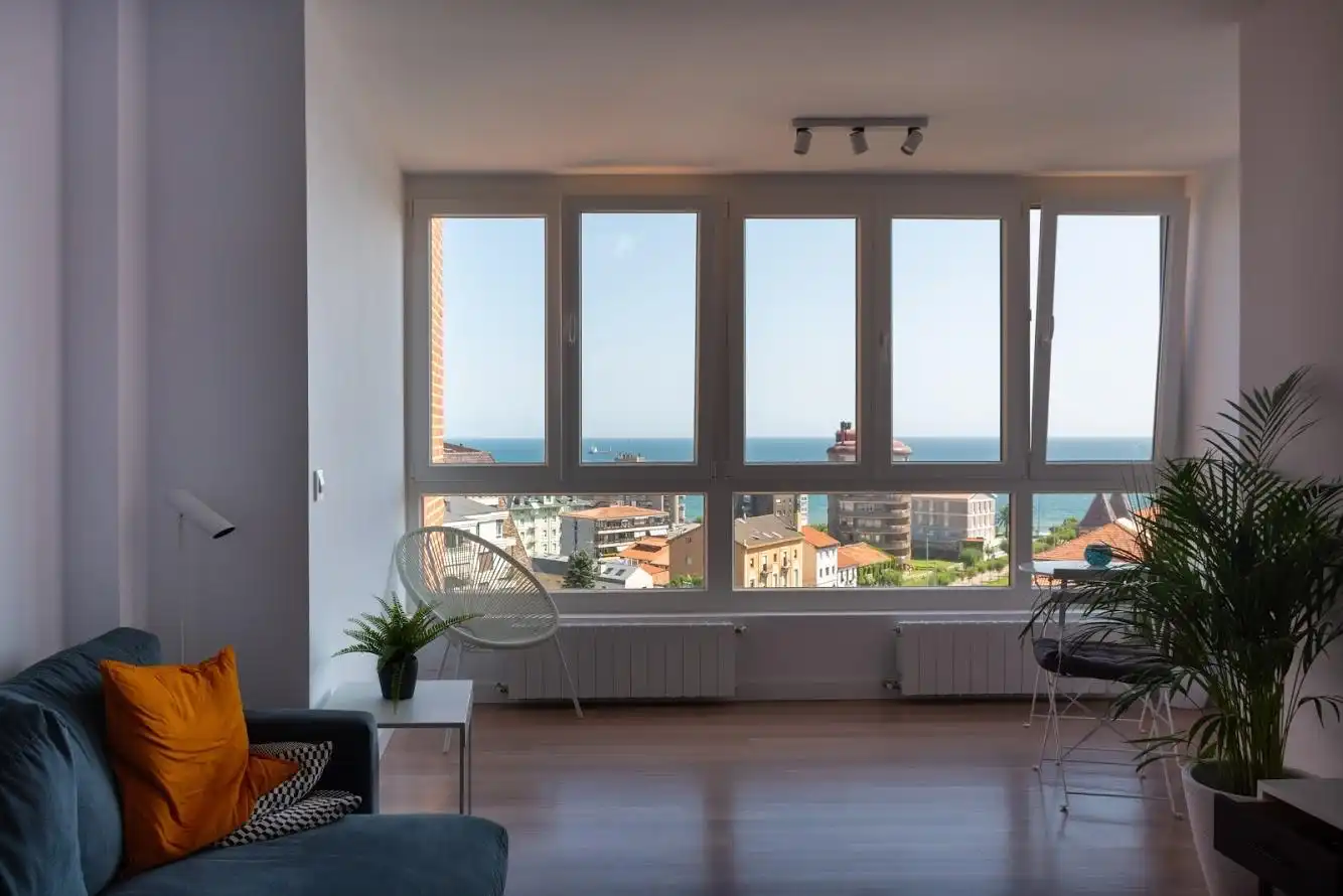 Wohnzimmer von Wohnung zur Miete in Santander mit Heizung und Privatgarten