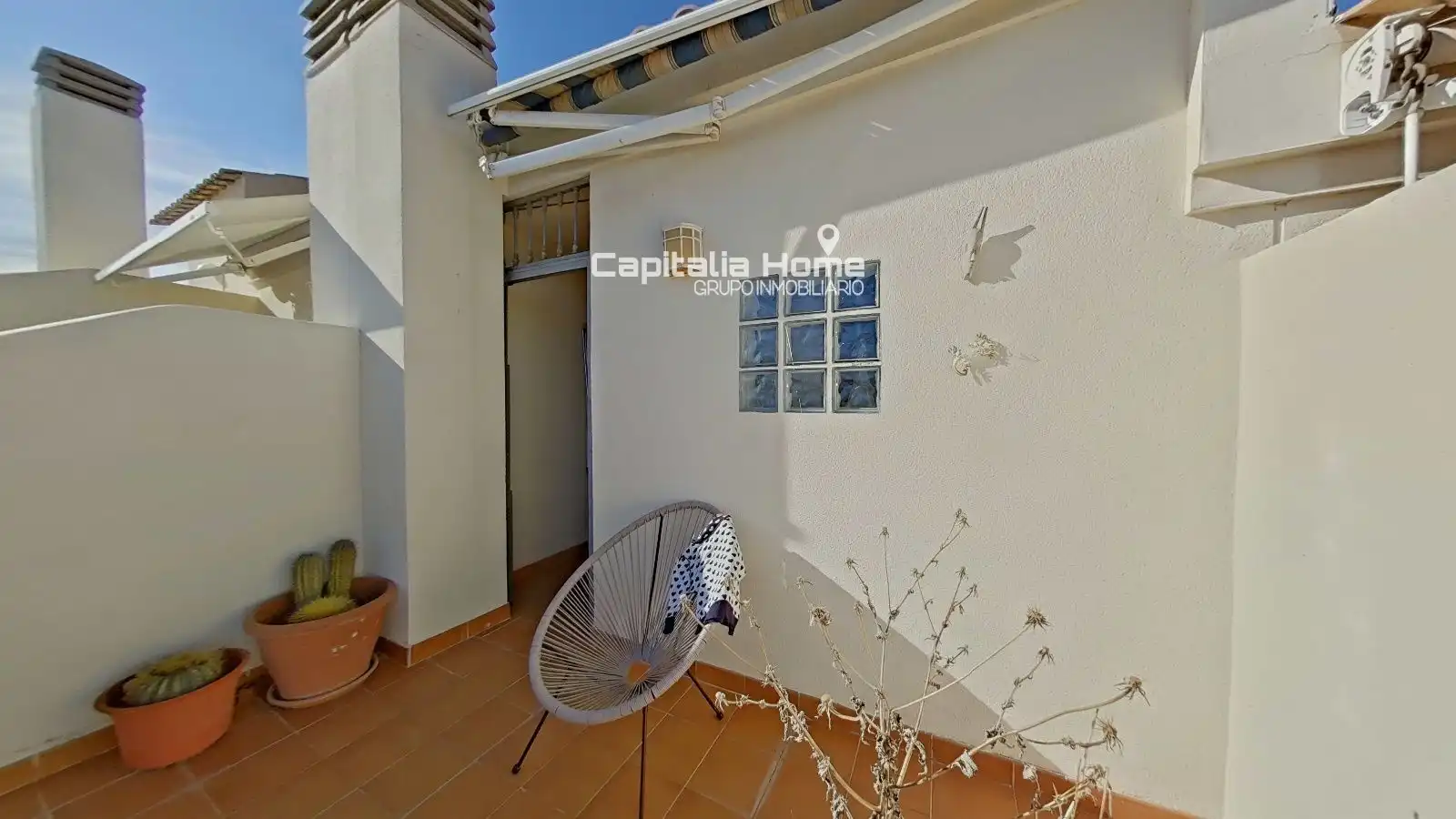 Terrasse von Einfamilien-Reihenhaus zum Verkauf in Santa Pola mit Abstellraum, Schwimmbad und Möbliert
