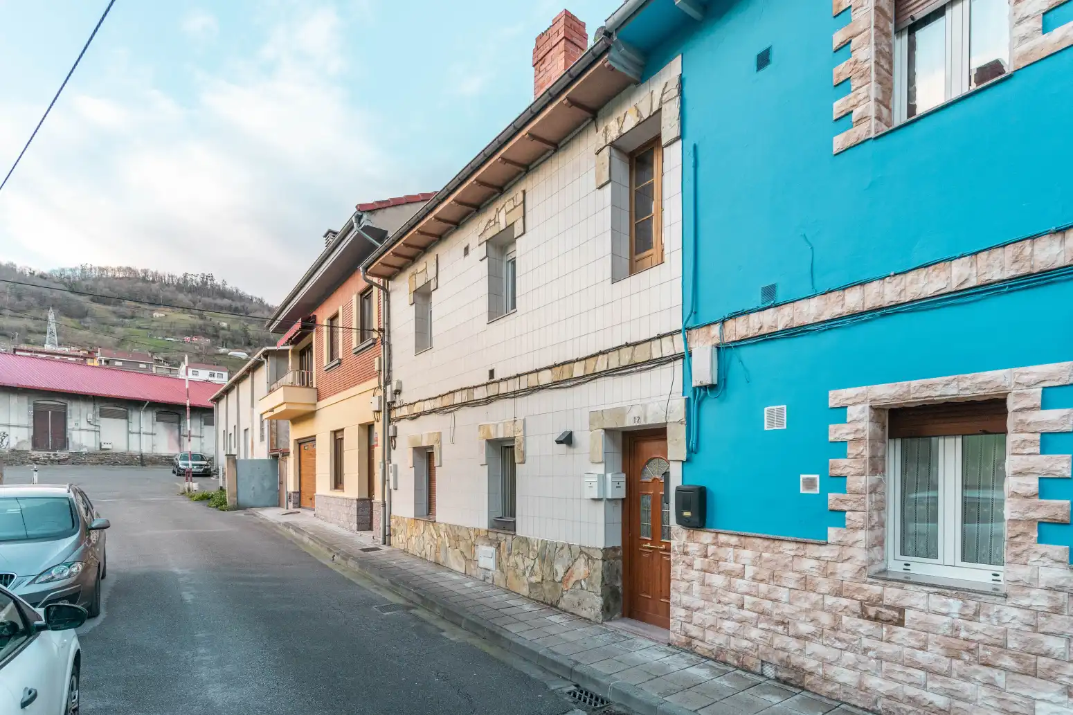 Außenansicht von Einfamilien-Reihenhaus zum Verkauf in Mieres (Asturias) mit Heizung, Terrasse und Abstellraum