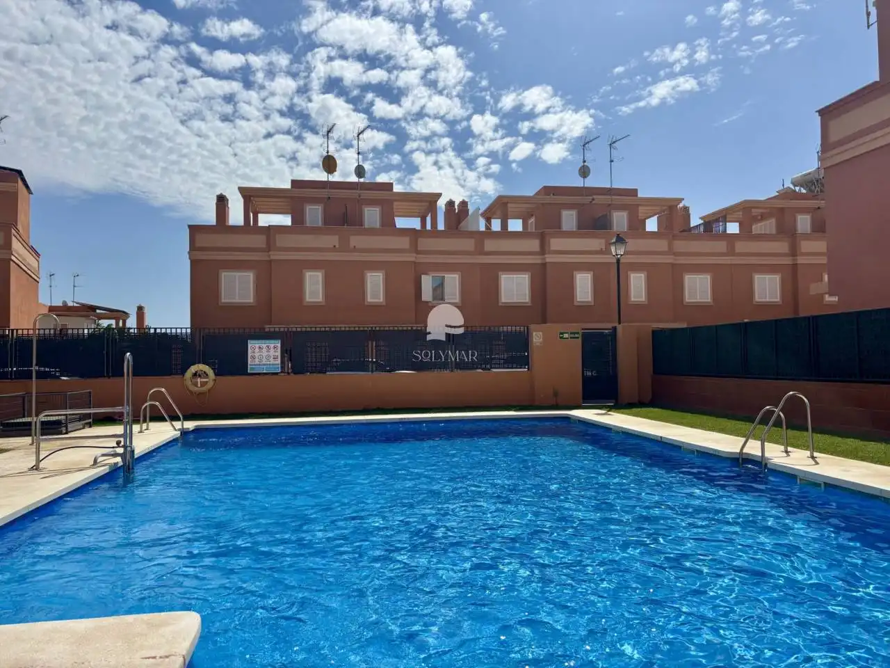 Schwimmbecken von Einfamilien-Reihenhaus zur Miete in Vélez-Málaga mit Klimaanlage, Terrasse und Möbliert