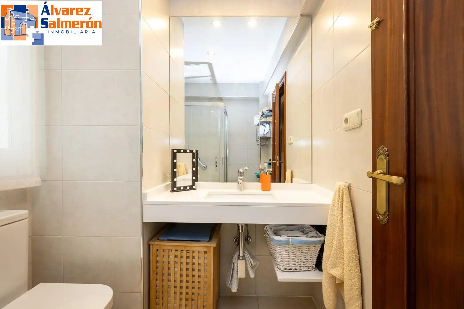 Bathroom of Flat for sale in Granada  with Balcony
