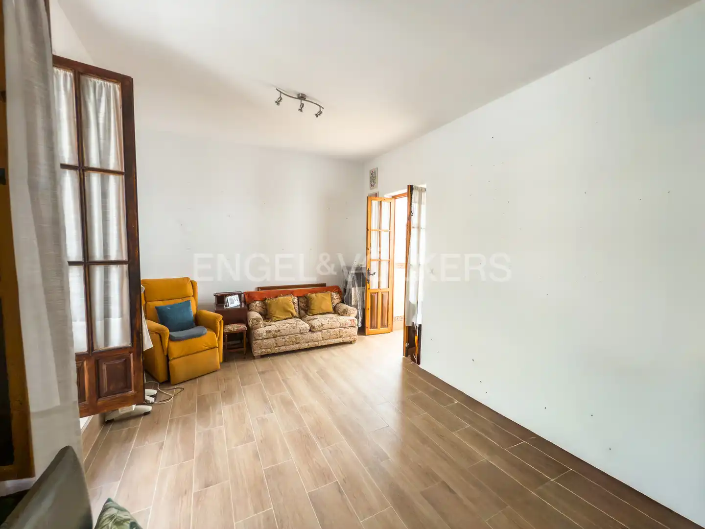 Sala d'estar de Casa adosada en venda en Puerto Real amb Calefacció