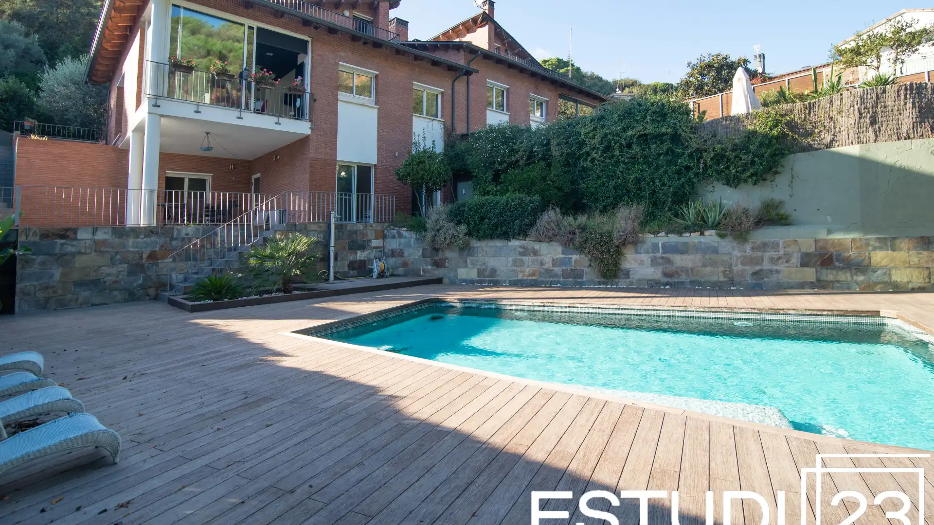 Schwimmbecken von Einfamilien-Reihenhaus zum Verkauf in Arenys de Munt mit Klimaanlage, Heizung und Schwimmbad