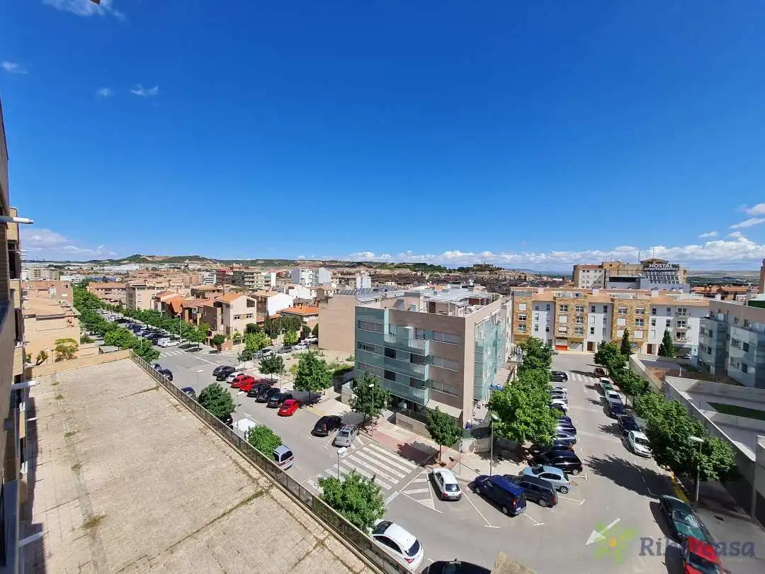 Vista exterior de Ático en venta en Tudela con Calefacción, Terraza y Balcón
