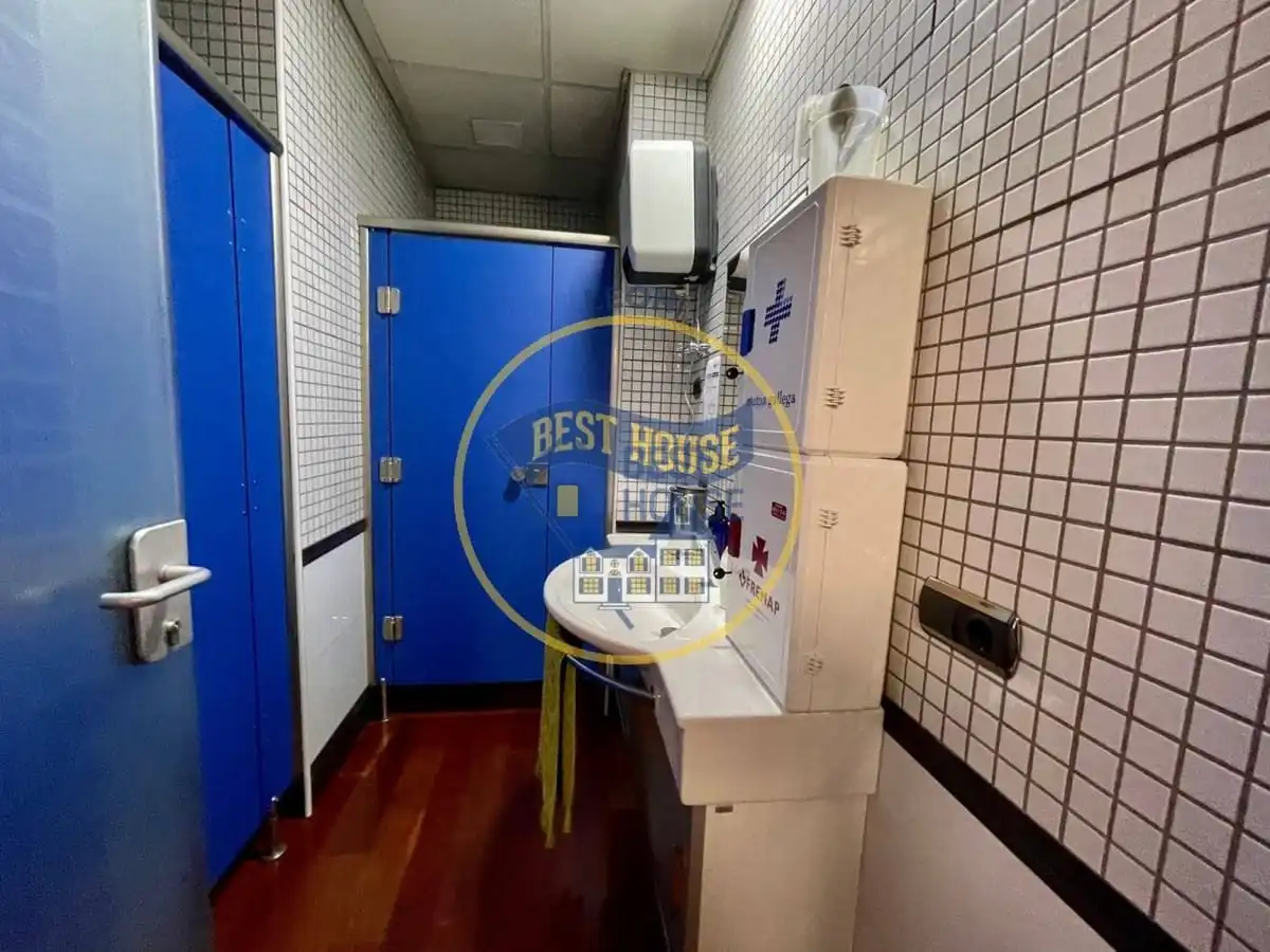 Badezimmer von Geschaftsraum zur Miete in León Capital  mit Klimaanlage, Parkett und Möbliert