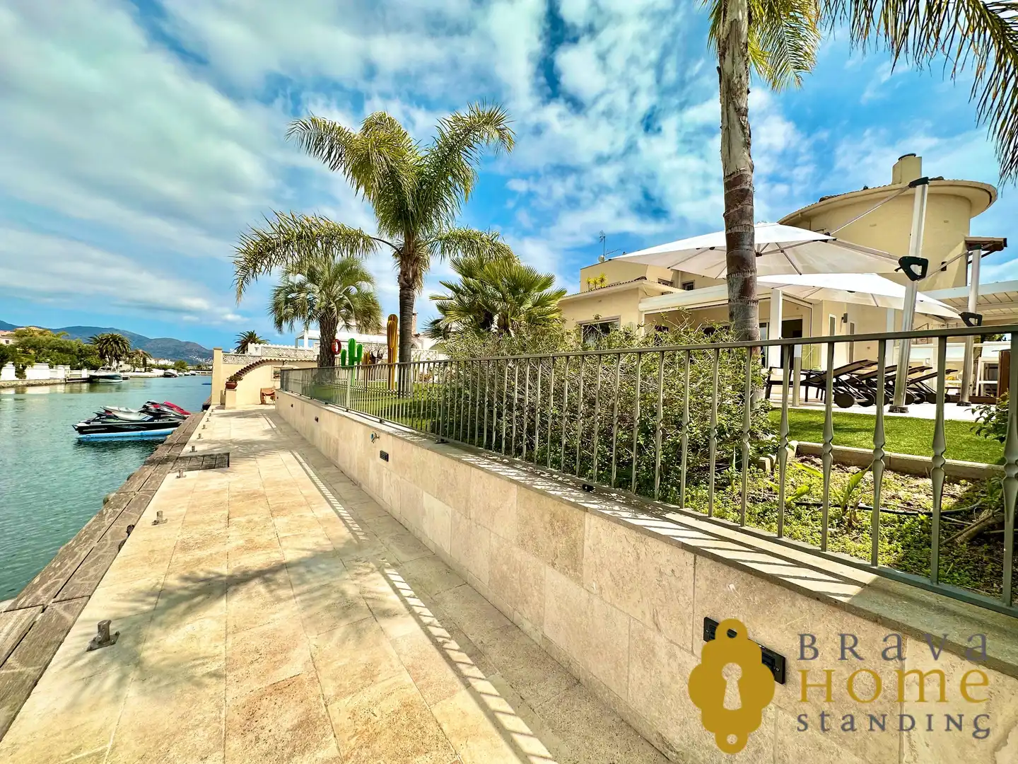 Exterior view of Houses for sale in Empuriabrava  with Air Conditioner, Heating and Private garden