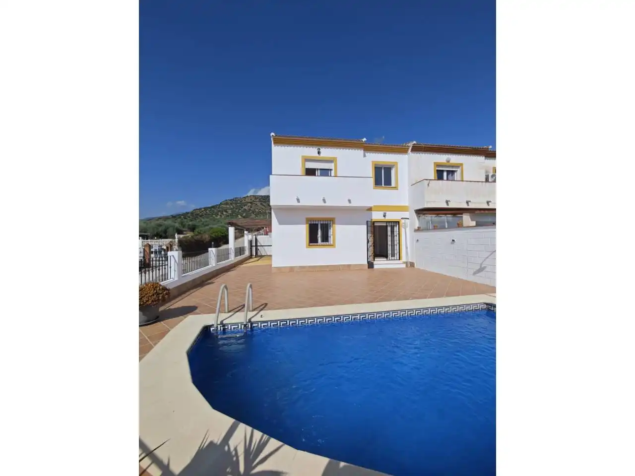 Vista exterior de Casa adosada en venda en Alcaucín amb Terrassa i Piscina